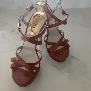 🆕️ MICHAEL  Michael Kors NWT Caramel Brown Size 7M Platform Stiletto Heel Shoes