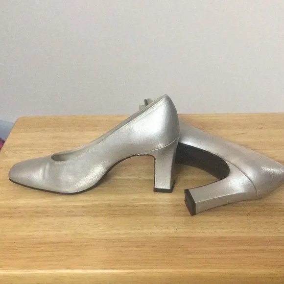 🌞 Vintage Stuart Weitzman dress square closed toe block heel silver women 6.5