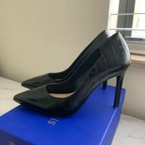 4STUART WEITZMANDancer 95 croc-effect leather pumps