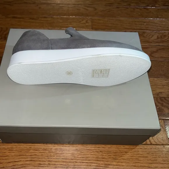 Antelope Sailor Suede Flat Fashion Sneakers Gray &amp; White Women’s EU Size 36