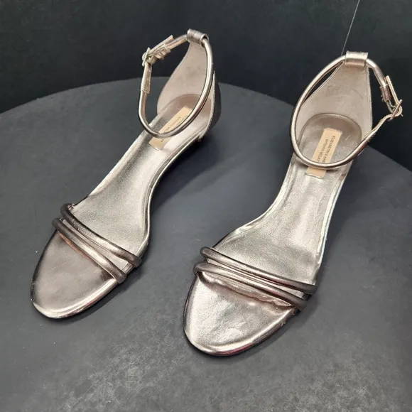 Antonio Melani sandals 9 Narrow silver leather padded strappy kitten new $150