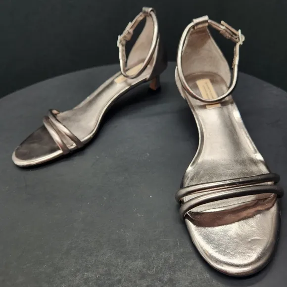 Antonio Melani sandals 9 Narrow silver leather padded strappy kitten new $150