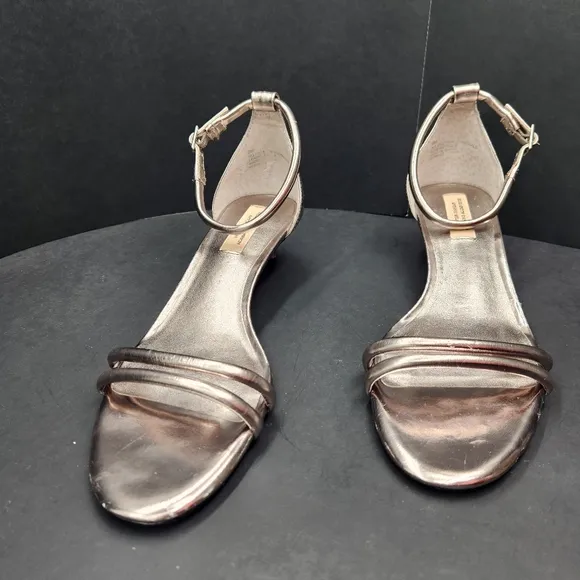 Antonio Melani sandals 9 Narrow silver leather padded strappy kitten new $150