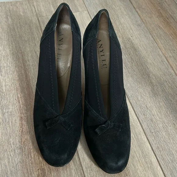 Anyi Lu Heart Black Suede Pumps Size 38.5 gently used handmade in Italy