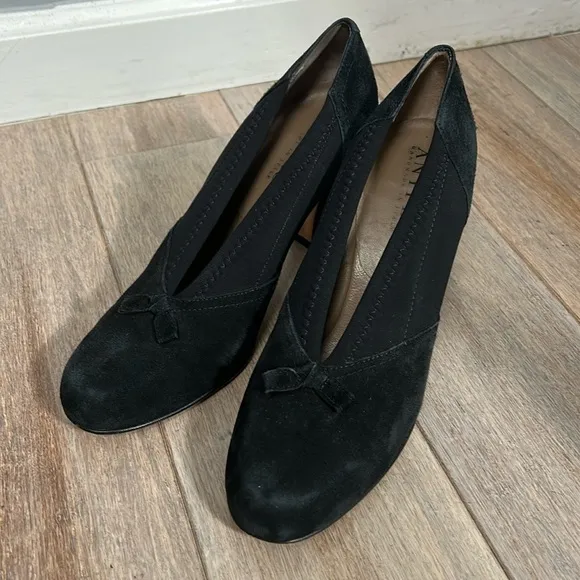 Anyi Lu Heart Black Suede Pumps Size 38.5 gently used handmade in Italy