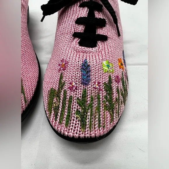 Arcopedico pink &amp; black embroidered shoes, new never worn