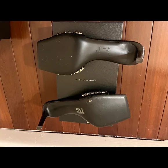Authentic Giuseppe Zanotti Italian Zelda Nero dress heel.