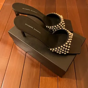 Authentic Giuseppe Zanotti Italian Zelda Nero dress heel.