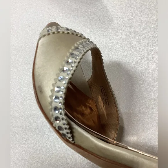 Badgley Mischka Roxy Ankle Strap Rhinestone Kelly Wedding sandal Size 6 Beige
