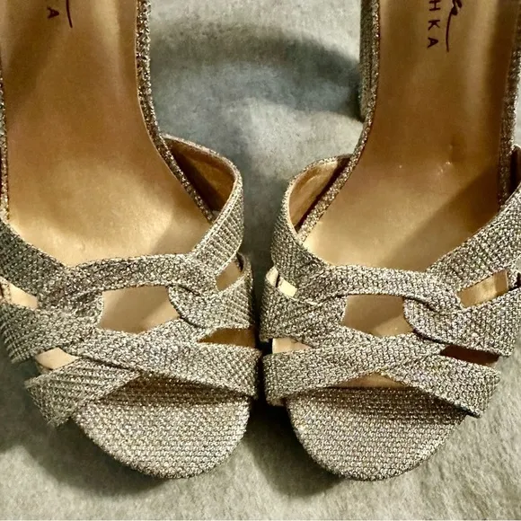Badgley Mischka silver glitter shoes size 9 prom wedding