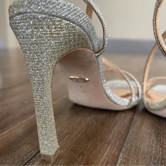 Badgley Mischka Silver Metallic Strappy Sandals Women’s 8 Elegant Evening Prom