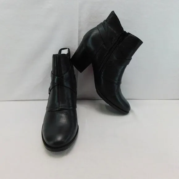 Baretraps Womens Black Launa Ankle Boot with Silver Buckle Size 7.5