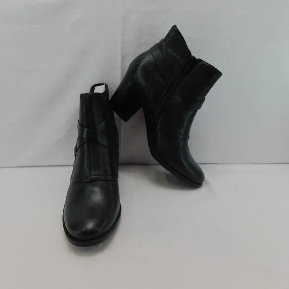 Baretraps Womens Black Launa Ankle Boot with Silver Buckle Size 7.5