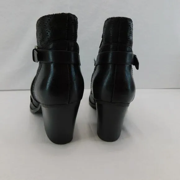 Baretraps Womens Black Launa Ankle Boot with Silver Buckle Size 7.5