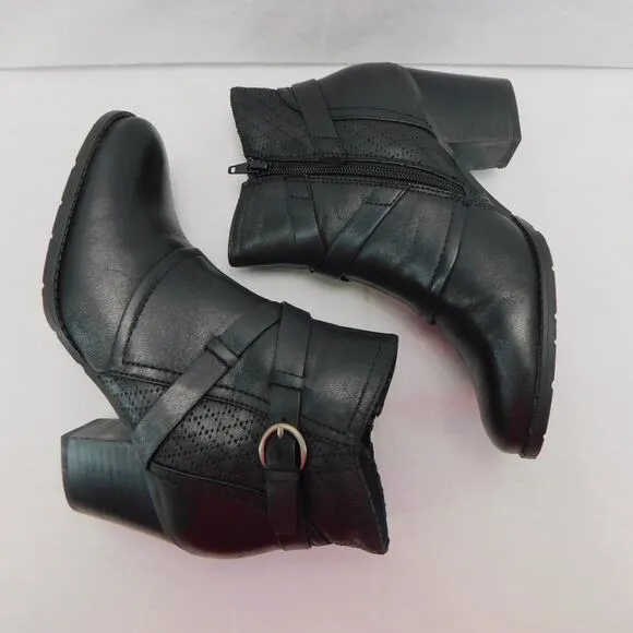 Baretraps Womens Black Launa Ankle Boot with Silver Buckle Size 7.5