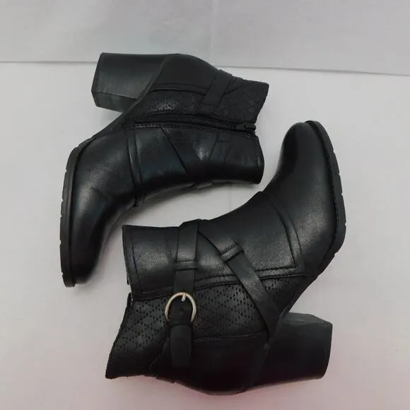 Baretraps Womens Black Launa Ankle Boot with Silver Buckle Size 7.5