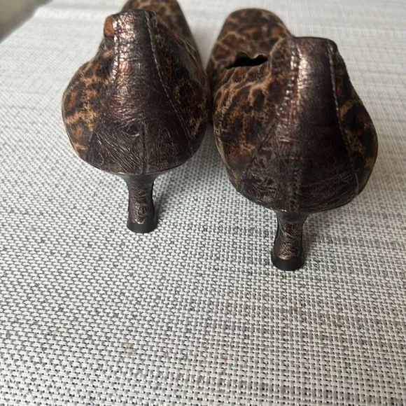 Beautiful, RARE , unique , pumps Donald J Pliner  size 9.5