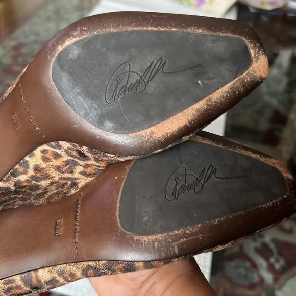 Beautiful, RARE , unique , pumps Donald J Pliner  size 9.5