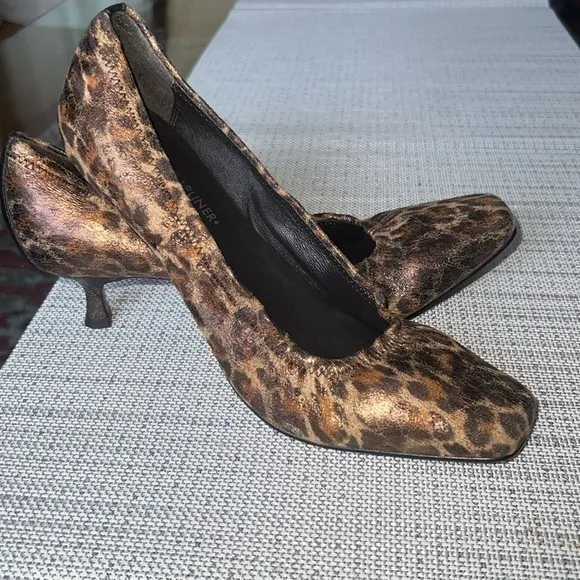 Beautiful, RARE , unique , pumps Donald J Pliner  size 9.5