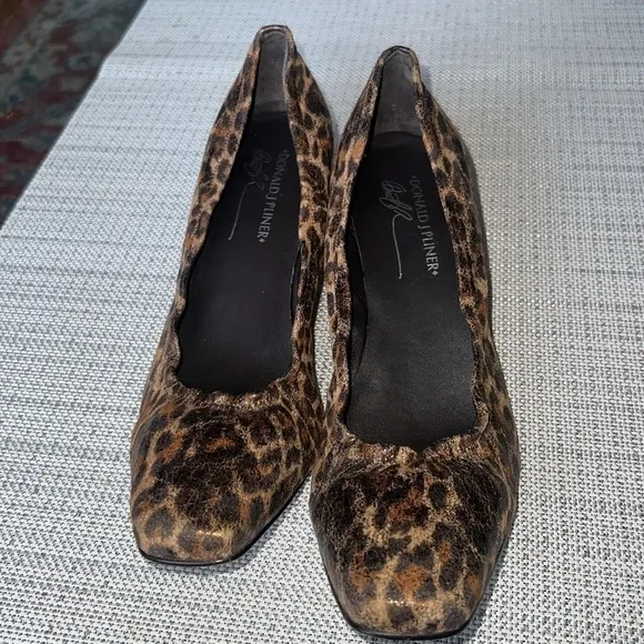 Beautiful, RARE , unique , pumps Donald J Pliner  size 9.5