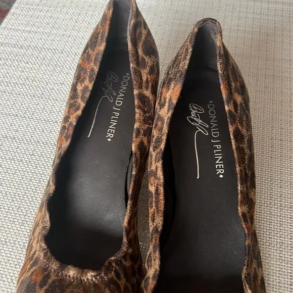 Beautiful, RARE , unique , pumps Donald J Pliner  size 9.5