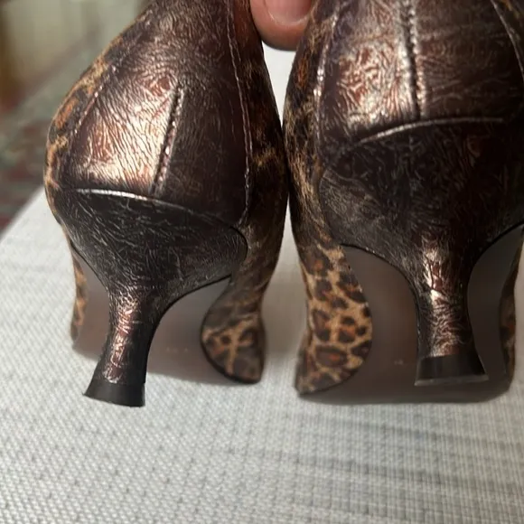 Beautiful, RARE , unique , pumps Donald J Pliner  size 9.5