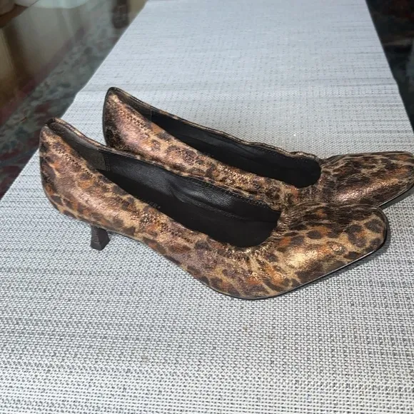 Beautiful, RARE , unique , pumps Donald J Pliner  size 9.5