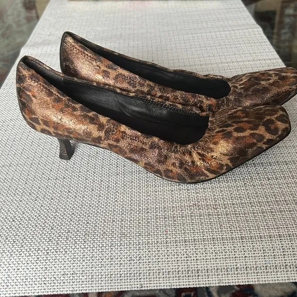 Beautiful, RARE , unique , pumps Donald J Pliner  size 9.5