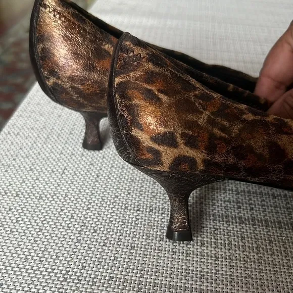 Beautiful, RARE , unique , pumps Donald J Pliner  size 9.5