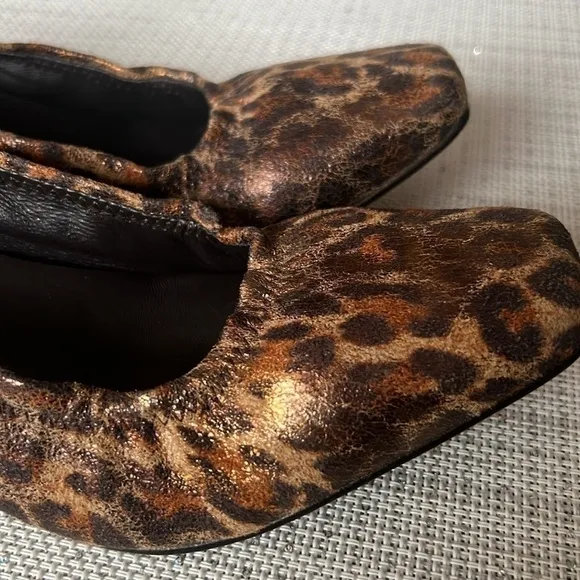 Beautiful, RARE , unique , pumps Donald J Pliner  size 9.5