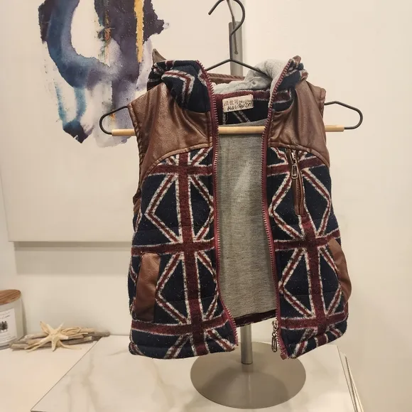 BEOKE, BOYS, size 6-7 (-130)ZIP UP VEST, SUPER CUTE, British flag ♥️💙🤍🇮🇴🇬🇧