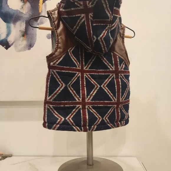 BEOKE, BOYS, size 6-7 (-130)ZIP UP VEST, SUPER CUTE, British flag ♥️💙🤍🇮🇴🇬🇧