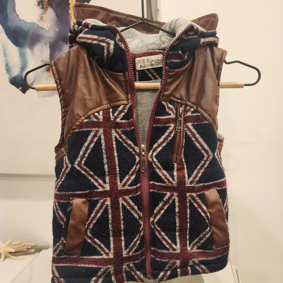 BEOKE, BOYS, size 6-7 (-130)ZIP UP VEST, SUPER CUTE, British flag ♥️💙🤍🇮🇴🇬🇧