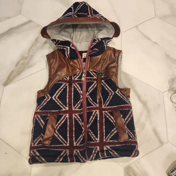 BEOKE, BOYS, size 6-7 (-130)ZIP UP VEST, SUPER CUTE, British flag ♥️💙🤍🇮🇴🇬🇧