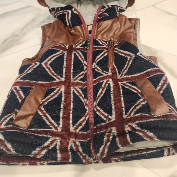 BEOKE, BOYS, size 6-7 (-130)ZIP UP VEST, SUPER CUTE, British flag ♥️💙🤍🇮🇴🇬🇧