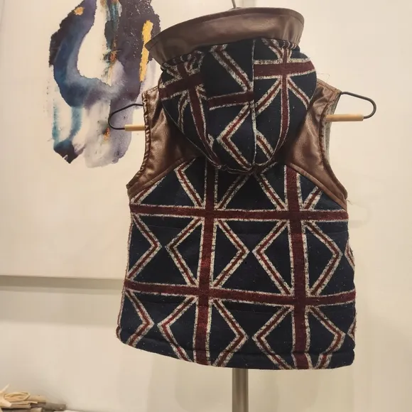 BEOKE, BOYS, size 6-7 (-130)ZIP UP VEST, SUPER CUTE, British flag ♥️💙🤍🇮🇴🇬🇧