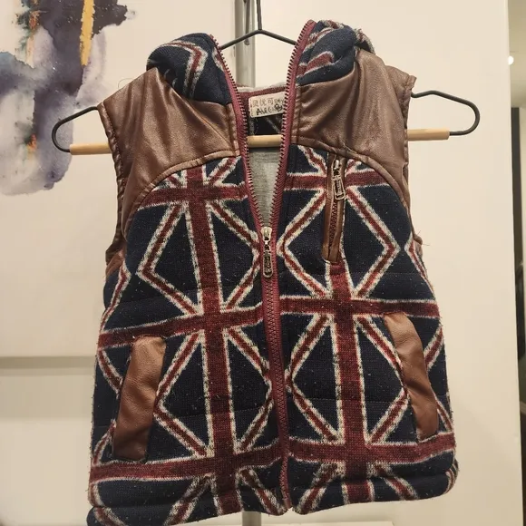 BEOKE, BOYS, size 6-7 (-130)ZIP UP VEST, SUPER CUTE, British flag ♥️💙🤍🇮🇴🇬🇧