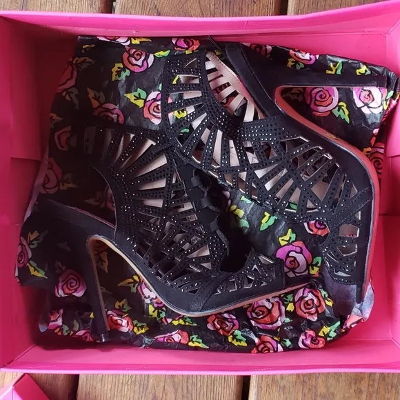 BETSEY JOHNSON Lexxe Rhinestone Cage Sandals sz 6