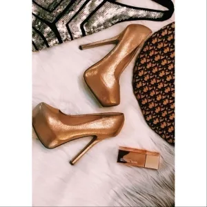 Breckelles gold platforms nwot