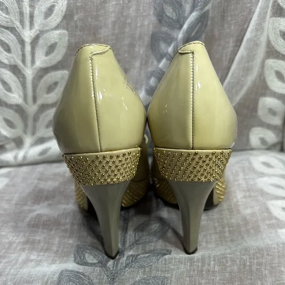 Burberry beige Peep Toe Heels size US 8.5,EU 39