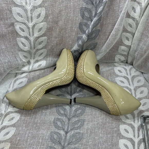 Burberry beige Peep Toe Heels size US 8.5,EU 39