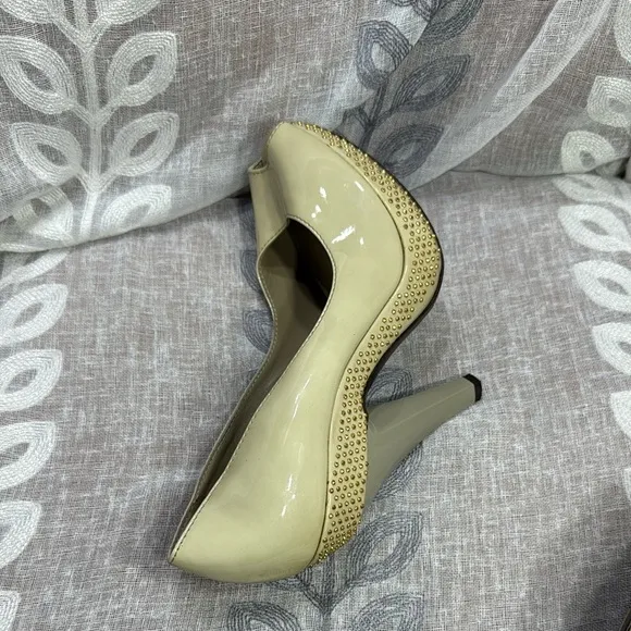 Burberry beige Peep Toe Heels size US 8.5,EU 39