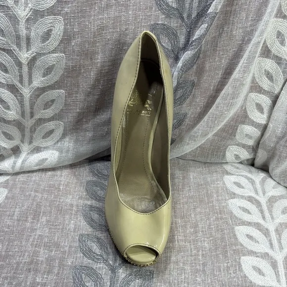 Burberry beige Peep Toe Heels size US 8.5,EU 39