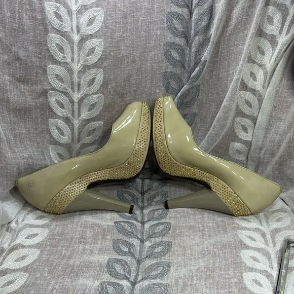 Burberry beige Peep Toe Heels size US 8.5,EU 39