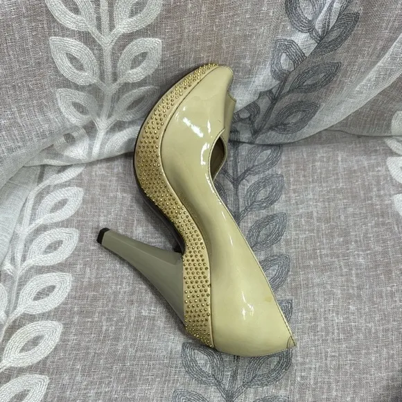 Burberry beige Peep Toe Heels size US 8.5,EU 39