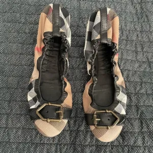 Burberry Itcalcar8mal Black and Tan Plaid Flats