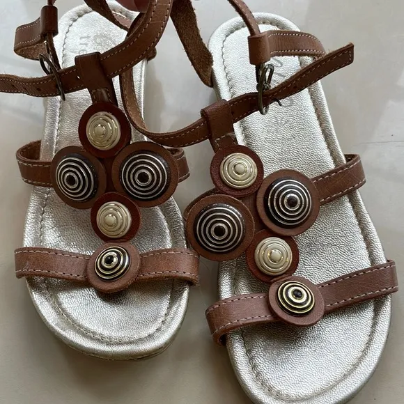 Caio by Naturino Girls’ Brown Leather Grecian Style Sandal-Size 33 Euro/2 US
