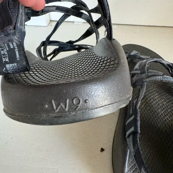 Chaco women’s ZX2 strappy sandals size 9.