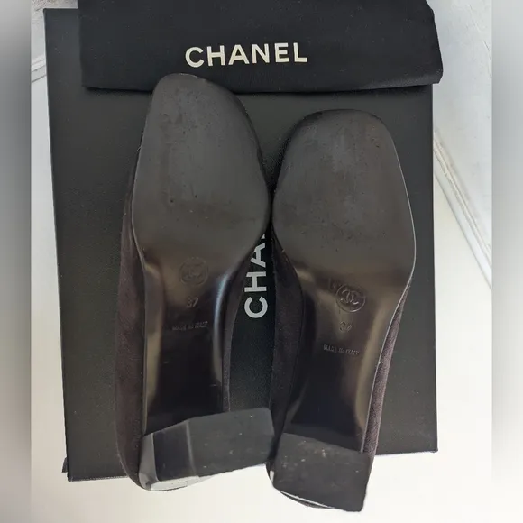 CHANEL Black Heels with Sophisticated Patent Toe