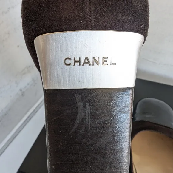 CHANEL Black Heels with Sophisticated Patent Toe